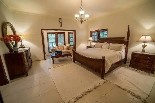 Villa (8 Bedrooms, 9 Bathrooms)