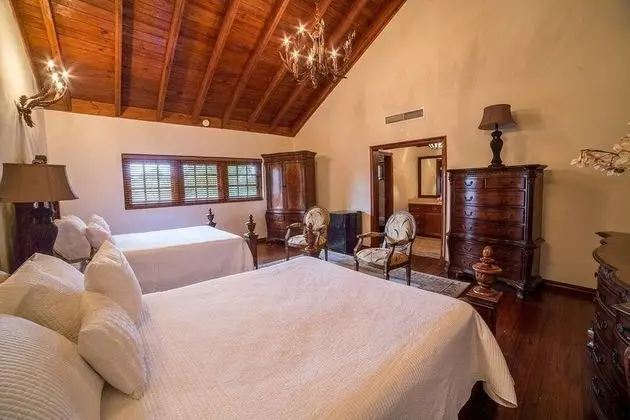 Villa (8 Bedrooms, 9 Bathrooms)