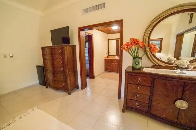 Villa (8 Bedrooms, 9 Bathrooms)