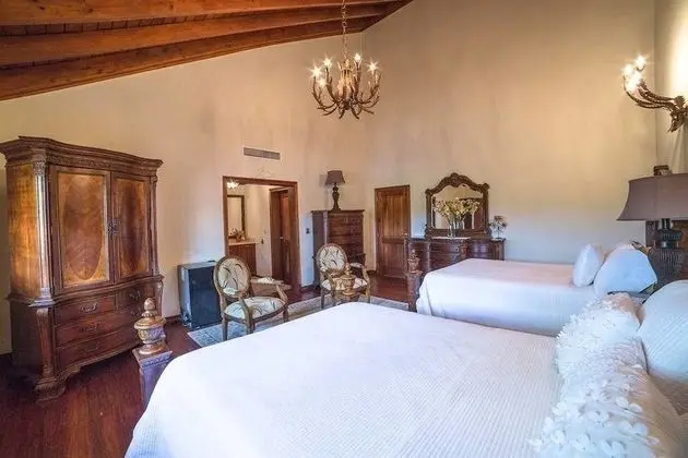 Villa (8 Bedrooms, 9 Bathrooms)