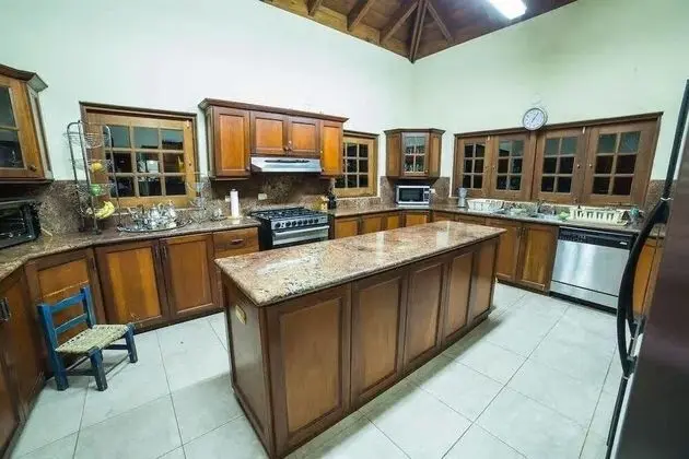 Villa (8 Bedrooms, 9 Bathrooms)