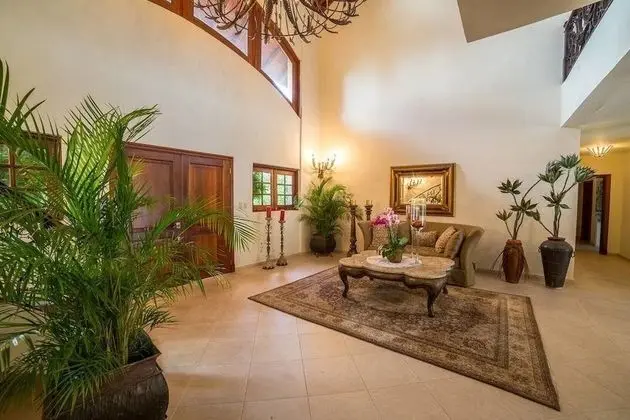 Villa (8 Bedrooms, 9 Bathrooms)