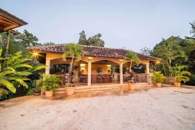 Villa (8 Bedrooms, 9 Bathrooms)