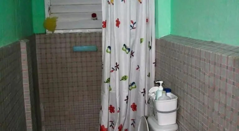 Dört Kişilik Oda, Ortak Banyo
