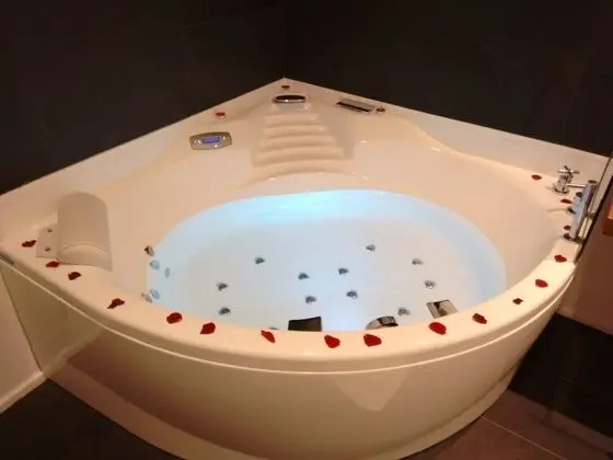 Tek Büyük Yataklı Oda, Jakuzi (Suite)