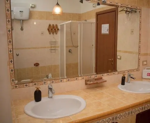 Deluxe Üç Kişilik Oda, Ortak Banyo