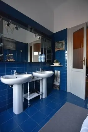 İki Ayrı Yataklı Oda, Ortak Banyo (Van Gogh)