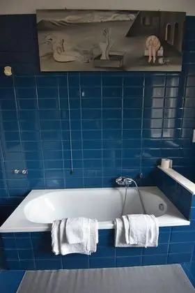 İki Ayrı Yataklı Oda, Ortak Banyo (Van Gogh)