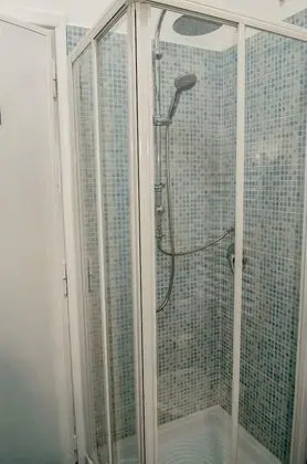 Deluxe Tek Büyük Yataklı Oda (Private External Bathroom)