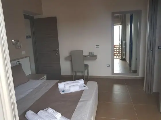 Comfort Tek Büyük Yataklı Oda, Banyolu/Duşlu, Kısmi Deniz Manzaralı