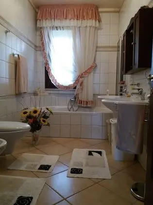 Oda, 2 Tek Kişilik Yatak, Ortak Banyo, Şehir Manzaralı
