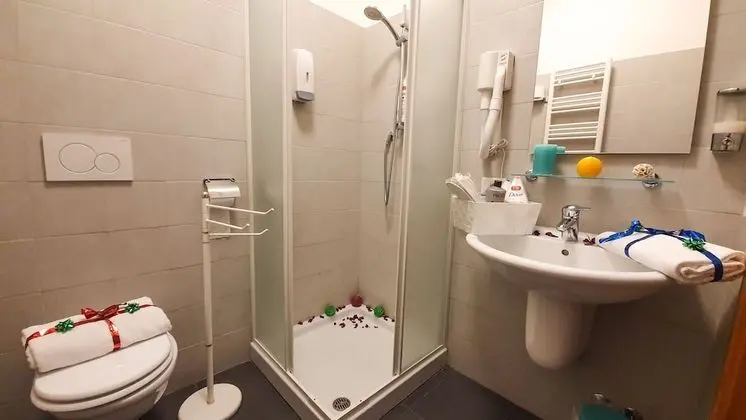 Üç Kişilik Oda (102)