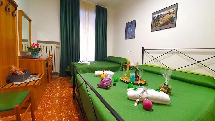 Üç Kişilik Oda (102)