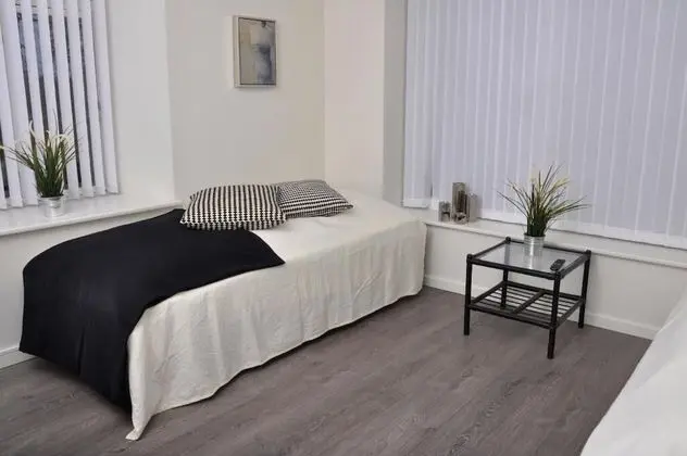Tek Büyük veya İki Ayrı Yataklı Oda, Ortak Banyo