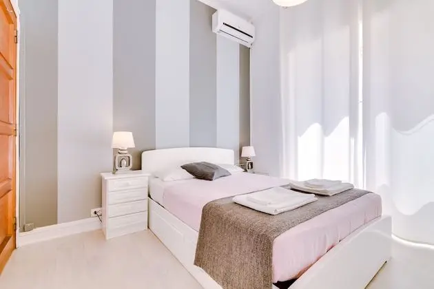 Tek Büyük Yataklı Oda, 1 Çift Kişilik Yatak, Ortak Banyo (I)