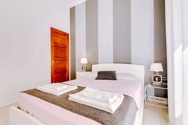 Tek Büyük Yataklı Oda, 1 Çift Kişilik Yatak, Ortak Banyo (I)