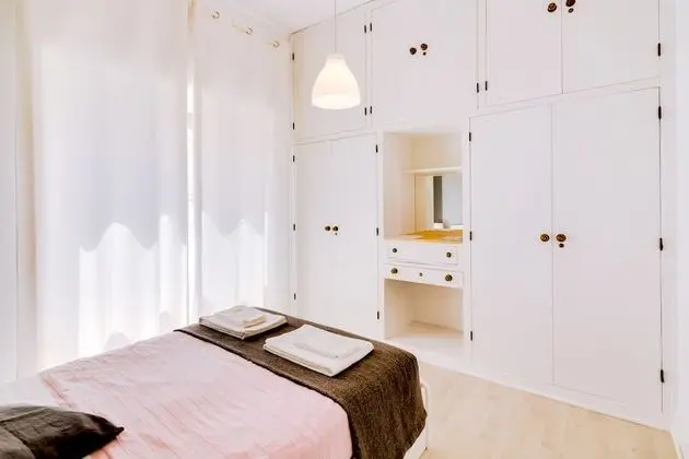 Tek Büyük Yataklı Oda, 1 Çift Kişilik Yatak, Ortak Banyo (I)