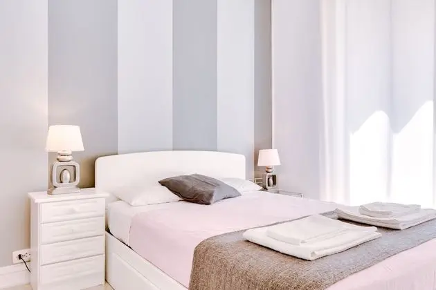 Tek Büyük Yataklı Oda, 1 Çift Kişilik Yatak, Ortak Banyo (I)