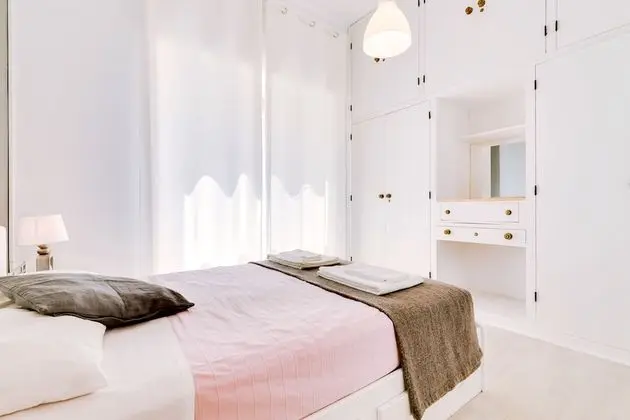 Tek Büyük Yataklı Oda, 1 Çift Kişilik Yatak, Ortak Banyo (I)