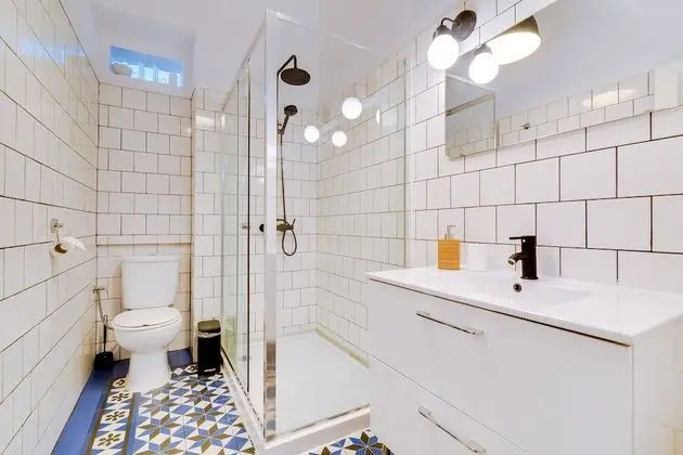 Tek Büyük Yataklı Oda, 1 Çift Kişilik Yatak, Ortak Banyo (I)