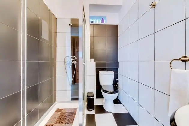 Tek Büyük Yataklı Oda, 1 Çift Kişilik Yatak, Ortak Banyo (I)