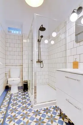 Tek Büyük Yataklı Oda, 1 Çift Kişilik Yatak, Ortak Banyo (I)