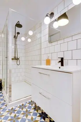 Tek Büyük Yataklı Oda, 1 Çift Kişilik Yatak, Ortak Banyo (I)