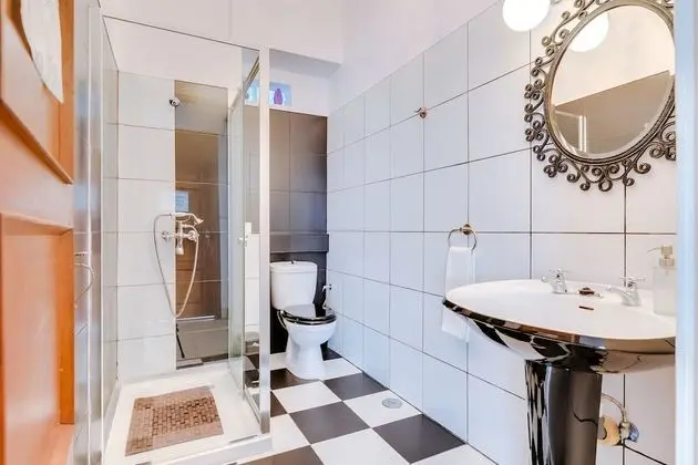 Tek Büyük Yataklı Oda, 1 Çift Kişilik Yatak, Ortak Banyo (I)