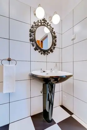 Tek Büyük Yataklı Oda, 1 Çift Kişilik Yatak, Ortak Banyo (I)