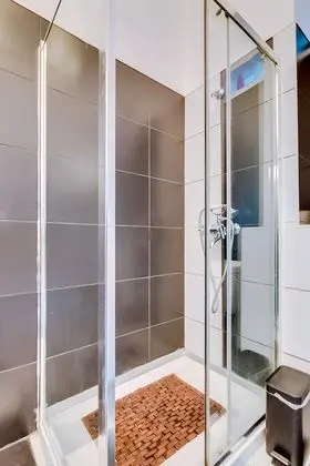 Tek Büyük Yataklı Oda, 1 Çift Kişilik Yatak, Ortak Banyo (I)