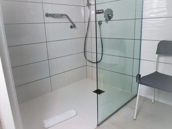 Üç Kişilik Oda, Sigara İçilmez