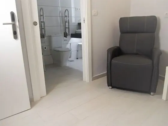 Üç Kişilik Oda, Sigara İçilmez
