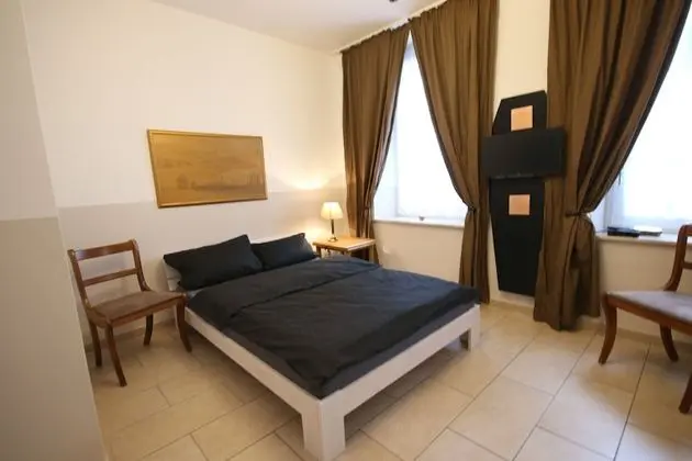 Spacious Flat - 2 Rooms - Bath & Kitchen