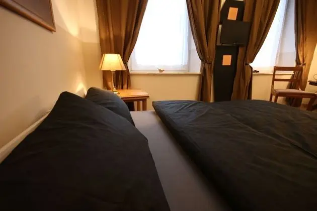 Spacious Flat - 2 Rooms - Bath & Kitchen