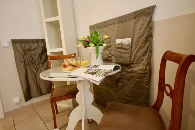 Spacious Flat - 2 Rooms - Bath & Kitchen