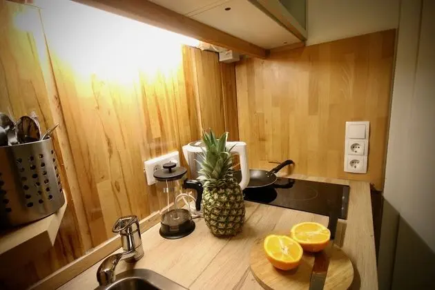 Spacious Flat - 2 Rooms - Bath & Kitchen