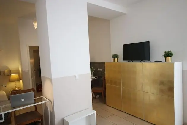 Spacious Flat - 2 Rooms - Bath & Kitchen
