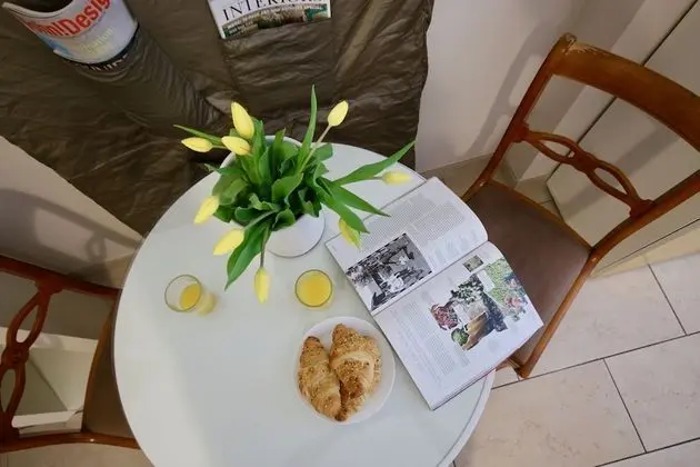 Spacious Flat - 2 Rooms - Bath & Kitchen