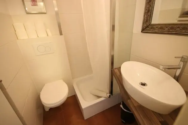 Spacious Flat - 3 Rooms - Bath & Kitchen