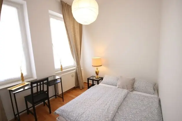 Studio Apartment - 2 Rooms - Bath & Kitchen