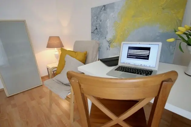 Studio Apartment - 2 Rooms - Bath & Kitchen