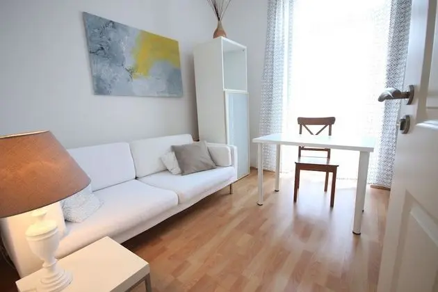 Studio Apartment - 2 Rooms - Bath & Kitchen