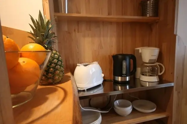 Studio Apartment - 2 Rooms - Bath & Kitchen
