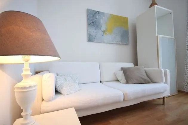Studio Apartment - 2 Rooms - Bath & Kitchen