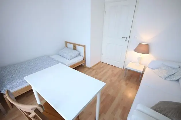 Studio Apartment - 2 Rooms - Bath & Kitchen