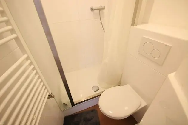Studio Apartment - 2 Rooms - Bath & Kitchen