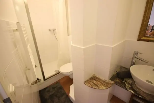 Studio Apartment - 2 Rooms - Bath & Kitchen