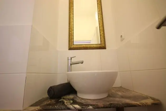 Studio Apartment - 2 Rooms - Bath & Kitchen
