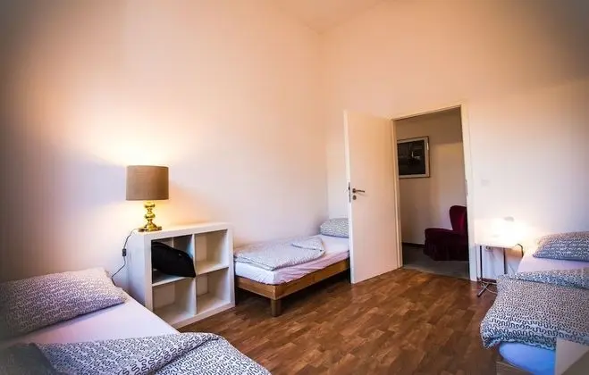 Spacious Industrial Loft - 4 Rooms - 2x Kitchen & 2x Bath