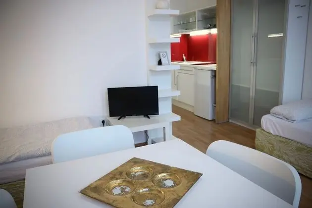 Studio Apartment - 2 Rooms - Kitchen & Bath